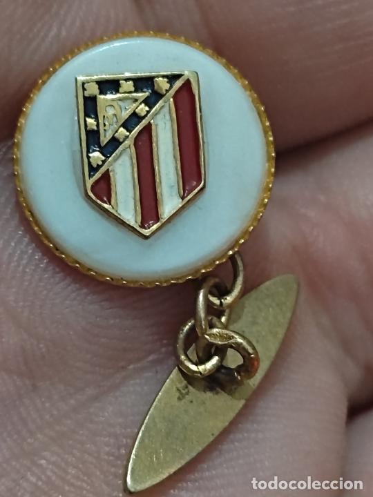 Joyeria: AT MADRID ATLETICO GEMELO SIN PAREJA VINTAGE METAL DORADO Y PLASTICO CURIOSO LEER