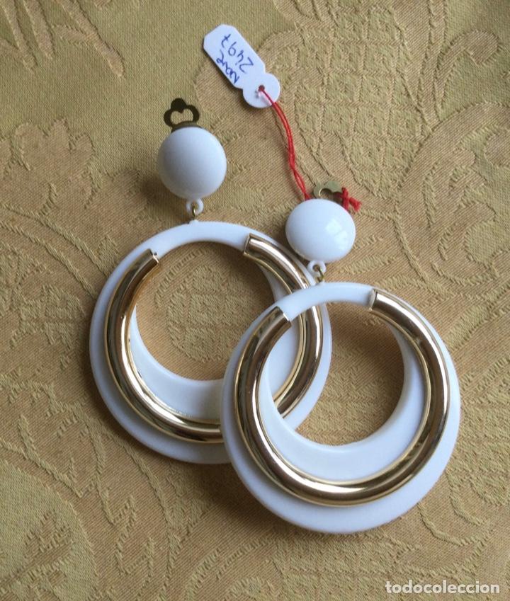 Joyeria: PENDIENTES LARGOS VINTAGE COLOR BLANCO Y DORADO