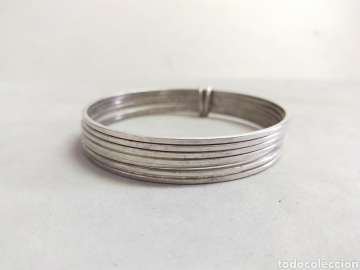 Joalharia: PULSERA SEMANARIO EN METAL PLATEADO, 7 PULSERAS RIGIDAS UNIDAS POR ARGOLLAS.
