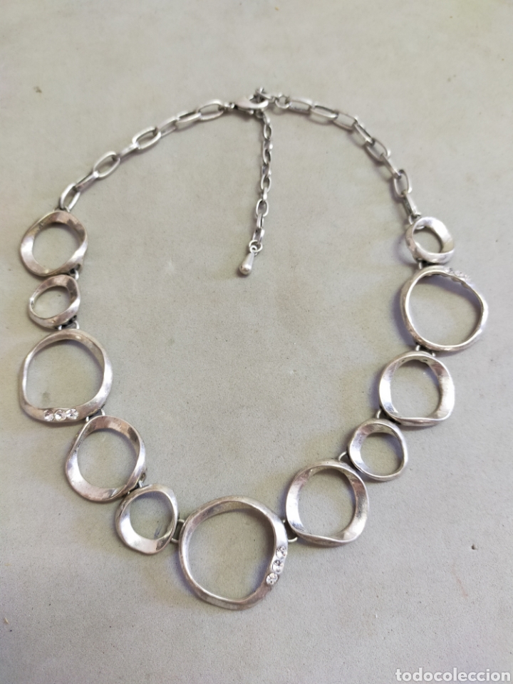Joalharia: CADENA GARGANTILLA DE METAL PLATEADO CON DETALLES DE PIEDRAS TALLADAS, AROS DE DIFERENTES TAMA&Ntilde;OS.