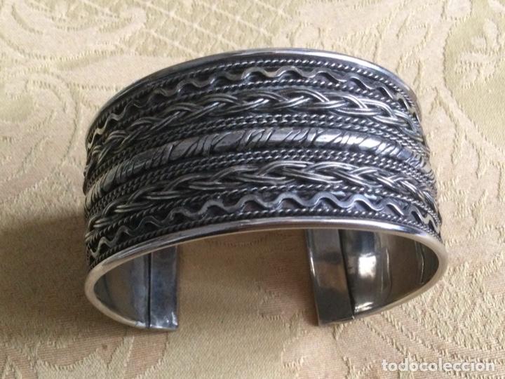 Joyeria: PULSERA BRAZALETE METAL PLATEADO LABRADO