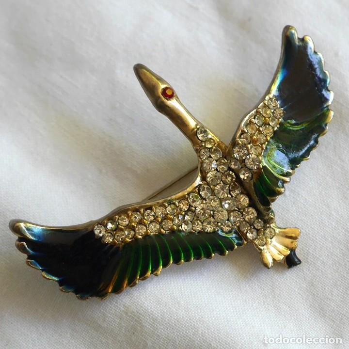 Gioielleria: Broche en metal lacado y pedrer&iacute;a, forma de cigue&ntilde;a