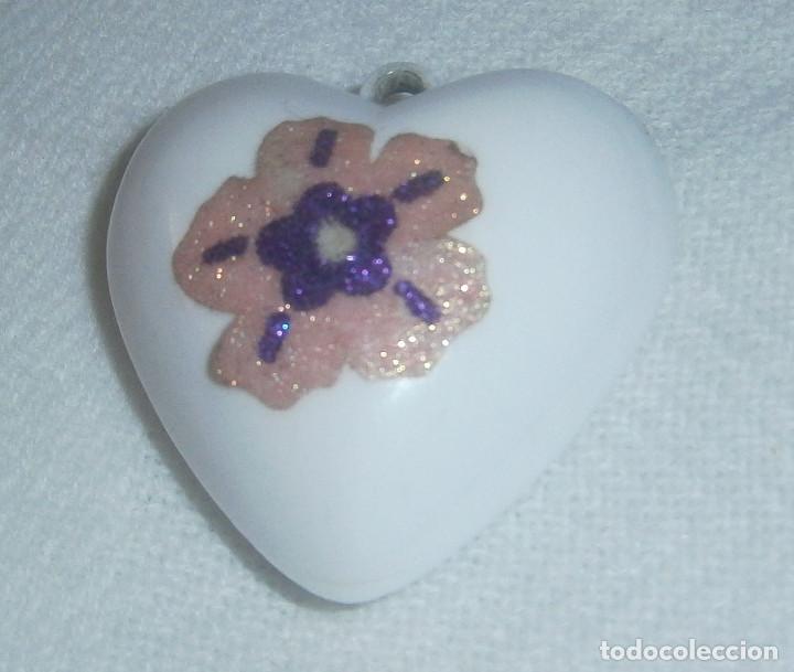 Joyeria: colgante en forma de color blanco con pegatina flor