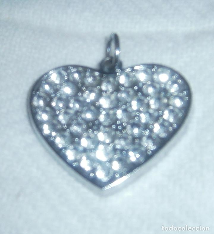 Joyeria: colgante de metal con piedrecitas brillantes