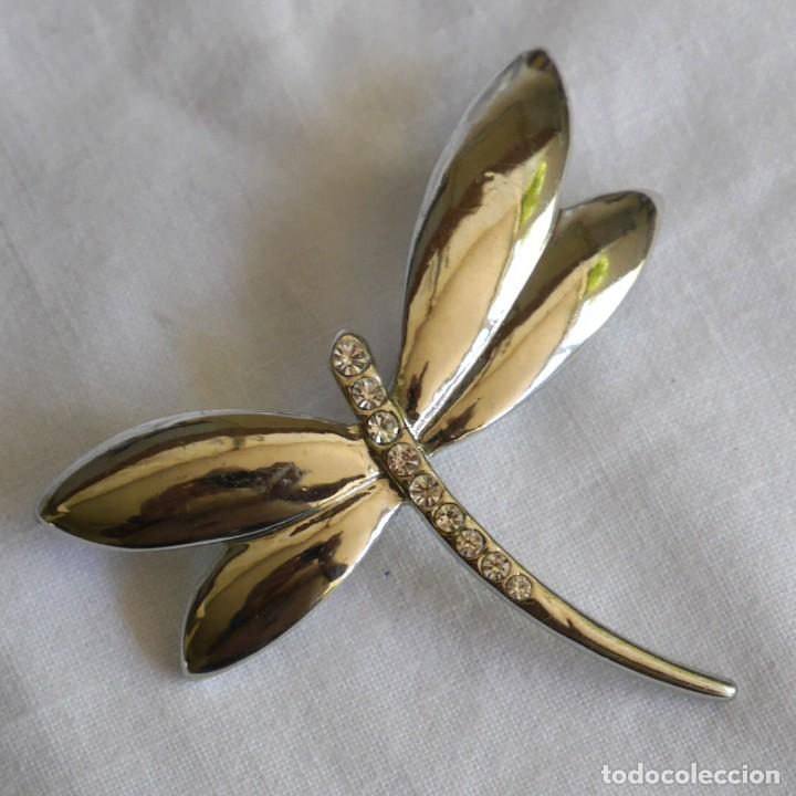 Gioielleria: Broche de metal plateado y pedrer&iacute;a en forma de lib&eacute;lula