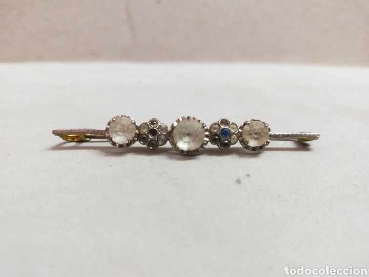Joaillerie: BROCHE ANTIGUO EN METAL DORADO Y CRISTALES TALLADOS.