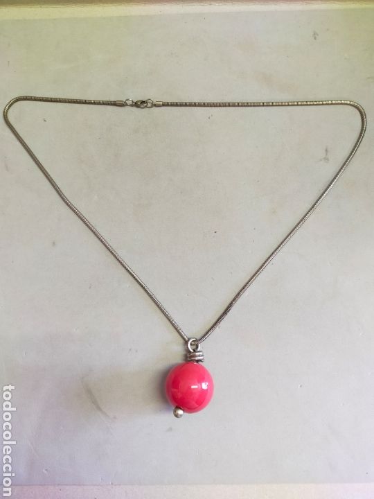 Joaillerie: COLLAR CON COLGANTE DE PORCELANA O SIMILAR EN ROJO, CADENA DE METAL.