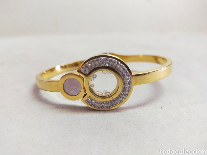 Joaillerie: PULSERA DE METAL DORADO Y CRISTALES, RIGIDA, APERTURA FRONTAL.