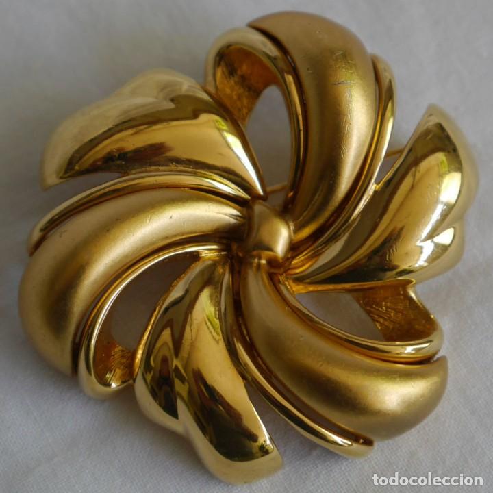 Gioielleria: Broche en metal dorado macizo, forma de flor