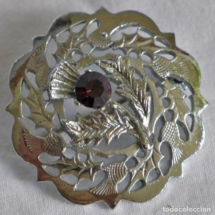 Gioielleria: Broche met&aacute;lico con pedrer&iacute;a en forma de flor