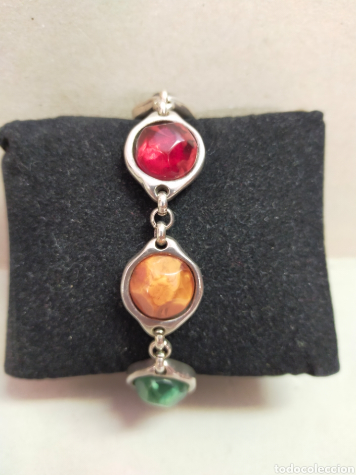 Joaillerie: PULSERA DE METAL PLATEADO Y PIEDRAS TALLADAS DE DIFERENTES COLORES. 23,5 CM DE LONGITUD