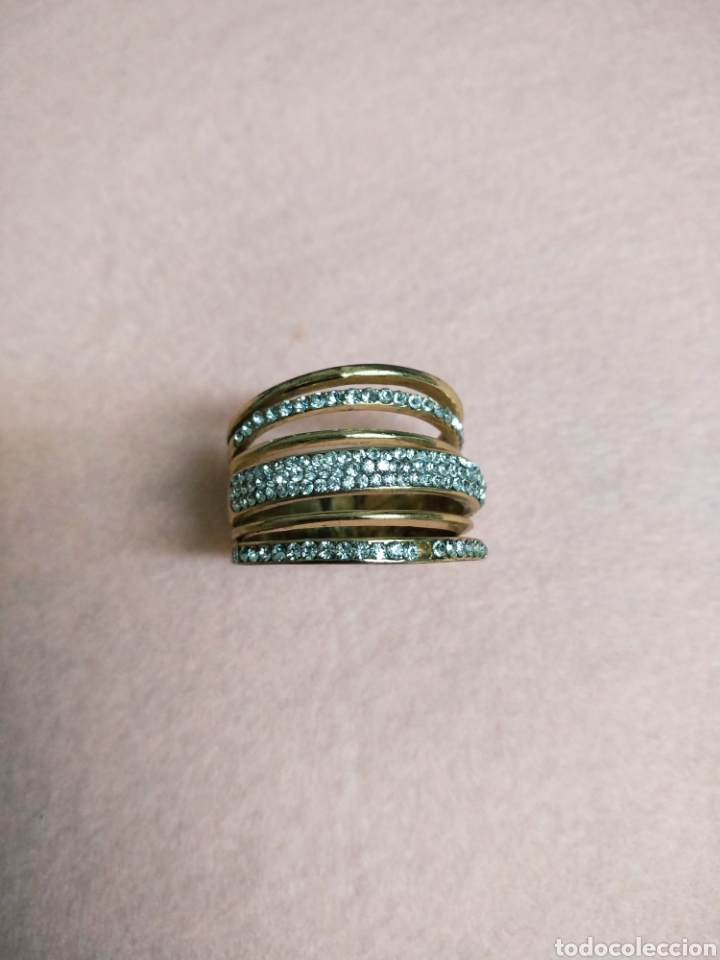 Joaillerie: Anillo dorado con piedras