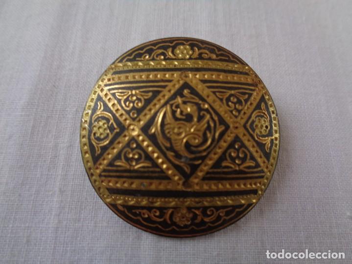 Joaillerie: Broche Adamasquinado con motivos hispano &aacute;rabes . Medidas diametro 3,2 cm