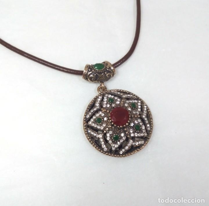 Joyeria: Vistoso colgante de lat&oacute;n con piedras de colores - Cord&oacute;n ajustable de 45 a 50 cm.