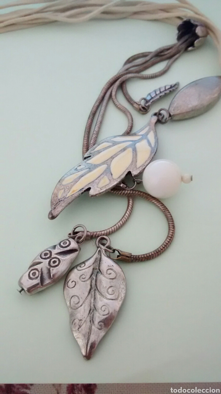 Joalharia: COLLAR DE METAL Y ESMALTE CON CINTA DE CUERO. VINTAGE.