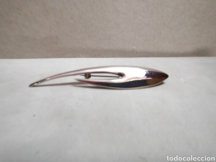 Joaillerie: BROCHE DE METAL PLATEADO, BISUTERIA, FIRMADO EN LA TRASERA CLARETT, 8,5 CM DE LONGITUD