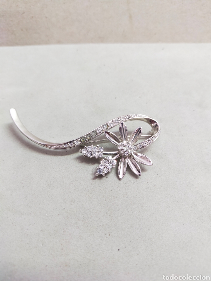 Joaillerie: BROCHE EN FORMA DE FLOR, DE METAL PLATEADO Y CRISTALES. 7 CM DE LONGITUD