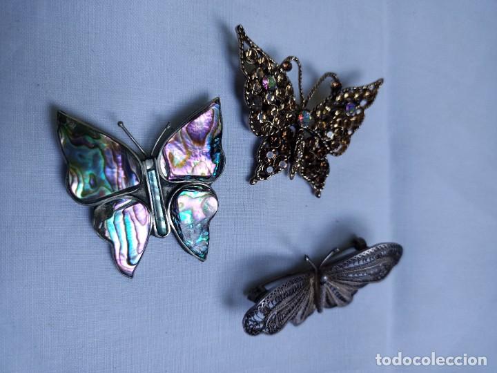 Schmuck: Tres broches de mariposas, uno de nacar mejicano, otro de filigrana y otro de cristalitos