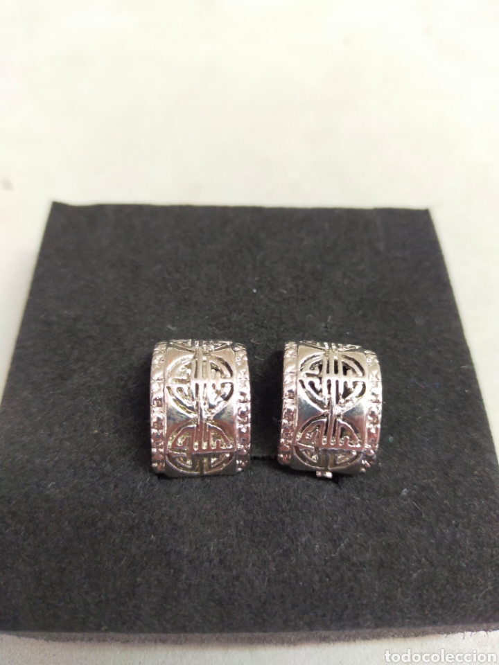 Joaillerie: PENDIENTES DE CLIP DE METAL PLATEADO Y DECORACION GEOMETRICA, FORMA DE ARO.