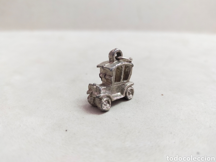 Joyeria: COLGANTE DE COCHE ANTIGUO EN METAL PLATEADO.