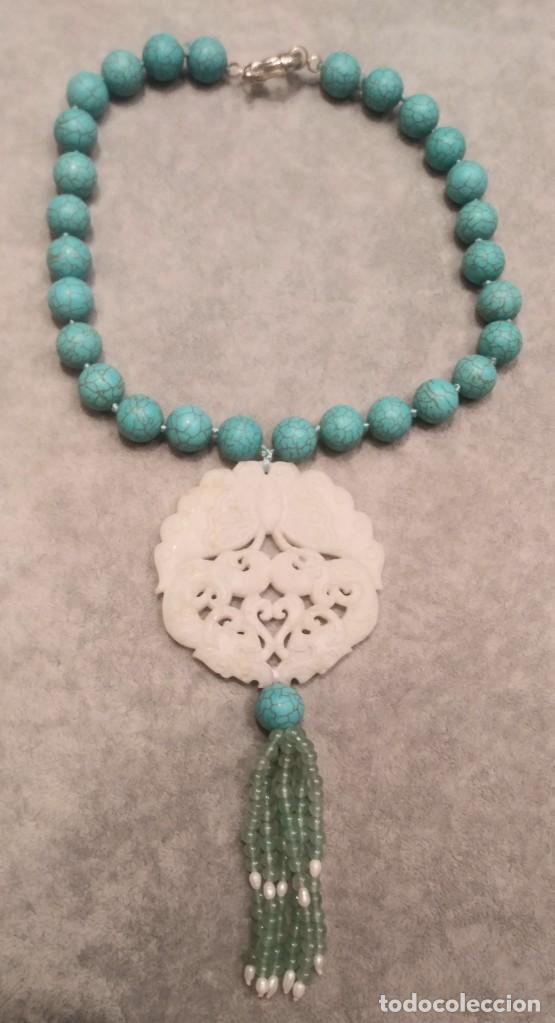 Joalharia: Collar de polvo de turquesa y medall&oacute;n de jade.