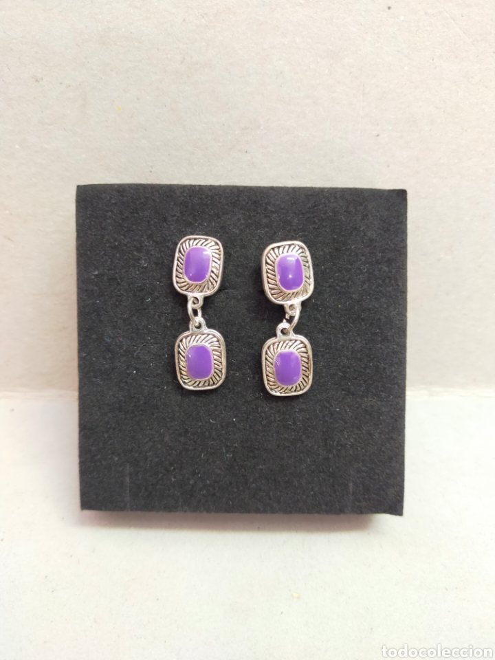 Schmuck: PENDIENTES DE CLIP METAL PLATEADO, ESMALTE EN VIOLETA, COLGANTES.