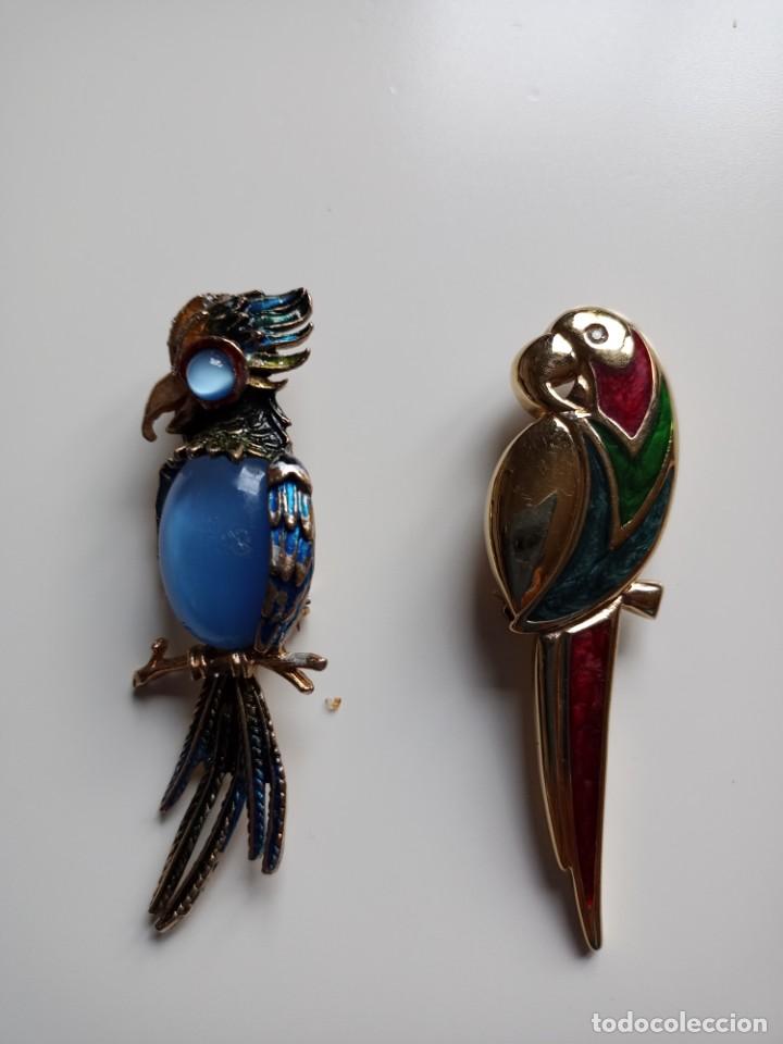 Gioielleria: Dos broches de buhos antiguos de bronce, uno pintado con piedra interior y el otro esmaltado