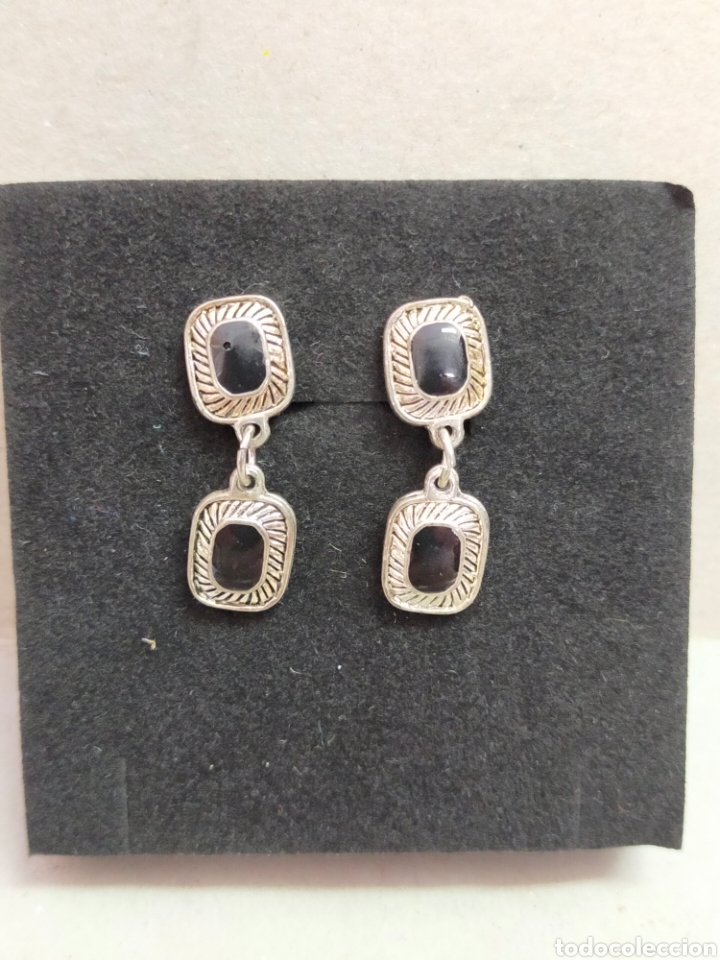 Joyeria: PENDIENTES DE CLIP EN METAL PLATEADO Y DETALLE EN NEGRO ESMALTADO. COLGANTES.