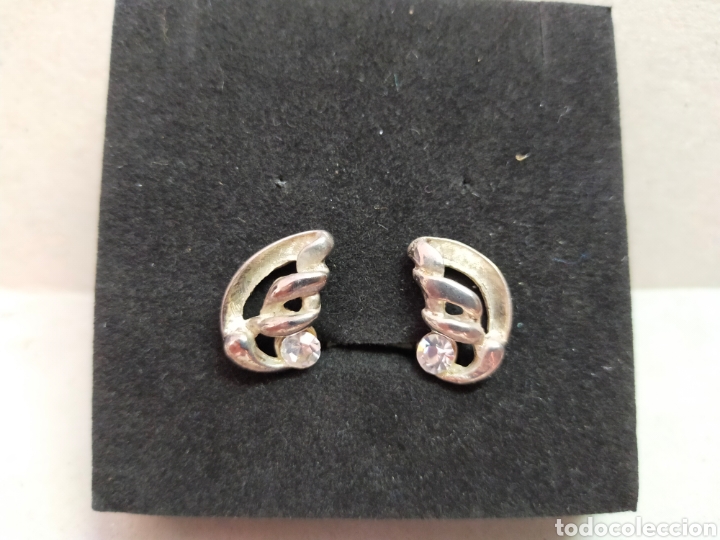 Joyeria: PENDIENTE DE CLIP, EN METAL PLATEADO Y DETALLE DE CRISTAL TALLADO.