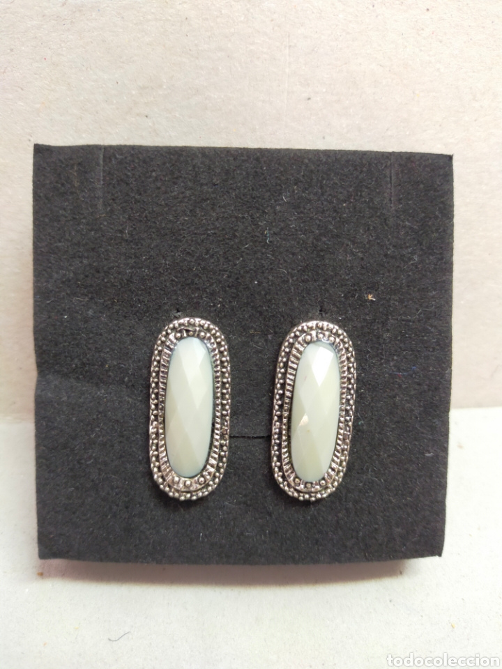 Joyeria: PENDIENTES DE CLIP, EN METAL PLATEADO DETALLE EN VERDE.