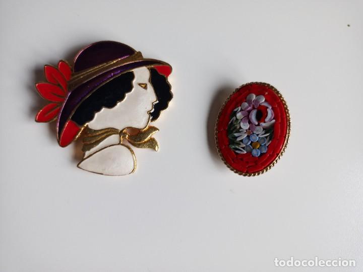 Gioielleria: Dos broches, uno de teselas y otro tipo modernista