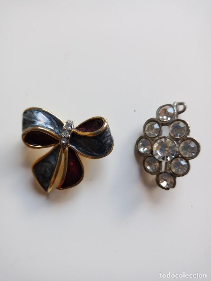 Gioielleria: Dos broches de metal, uno decorado con esmaltes y otro con cristalitos tipo brillante