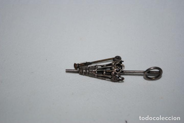 Joyeria: BROCHE EN FORMA DE PARAGUAS CERRADO . - Foto 2