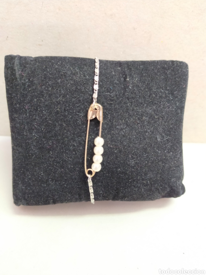 Joyeria: PULSERA CON IMPERDIBLE DORADO Y SIMIL PERLAS. EN METAL. - Foto 1