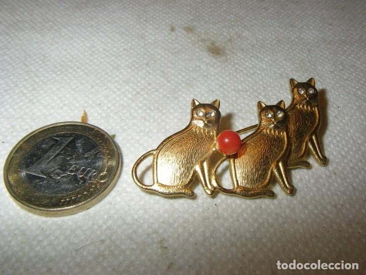 Joyeria: Bonito broche de metal ba&ntilde;ado en oro, con tres gatos de ojos cristalinos y bolita de carneola..