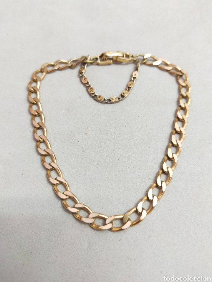 Joalharia: PULSERA DE METAL DORADO, FIRMADA EN EL CIERRE, CON CADENA DE SEGURIDAD.