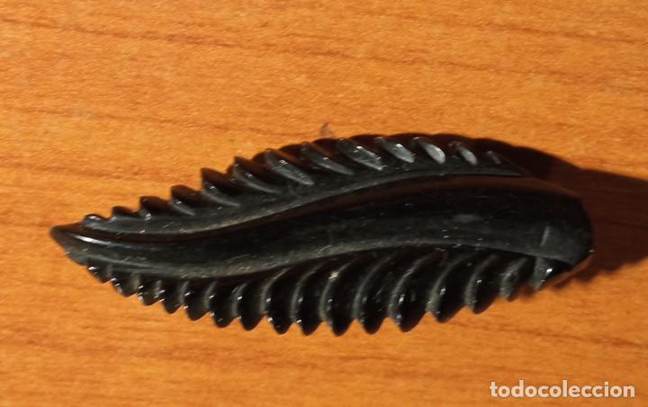Schmuck: Broche en pasta negra