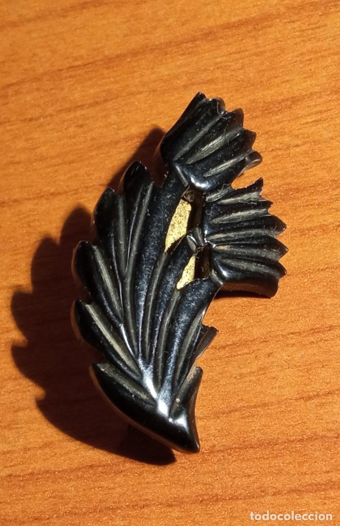 Schmuck: Broche en pasta negra