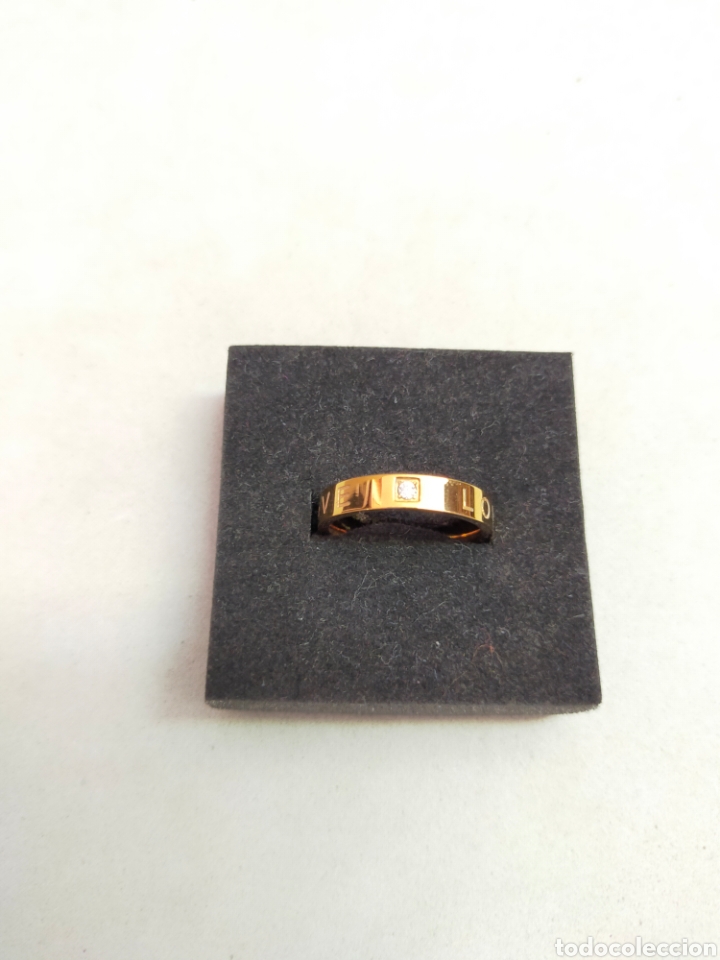 Joyeria: ANILLO O SORTIJA EN METAL DORADO, LOVE, CON DETALLE DE CRISTAL TALLADO CENTRAL.