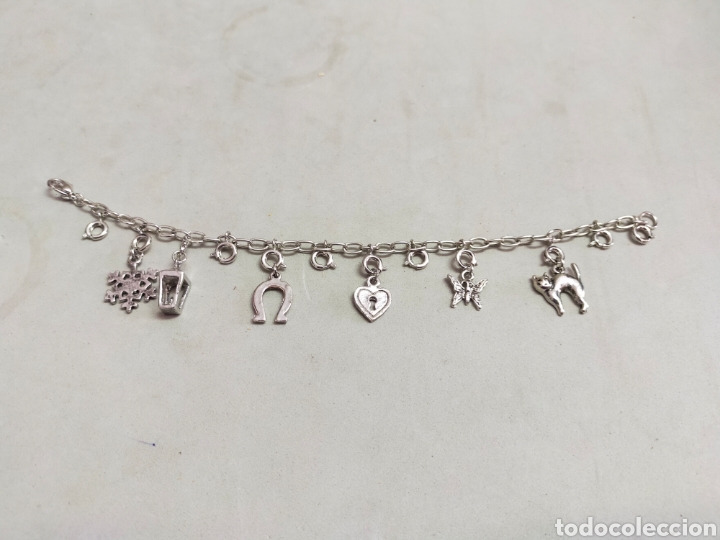 Joalharia: PULSERA CON DIJES, EN METAL. 6 DIJES, OPCION DE 6 MAS.