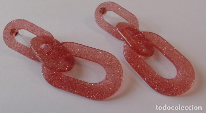 Joyeria: PENDIENTES LARGOS DE BIJOUTER&Iacute;A - PL&Aacute;STICO ROSA TRANSL&Uacute;CIDO CON BRILLO - Foto 2