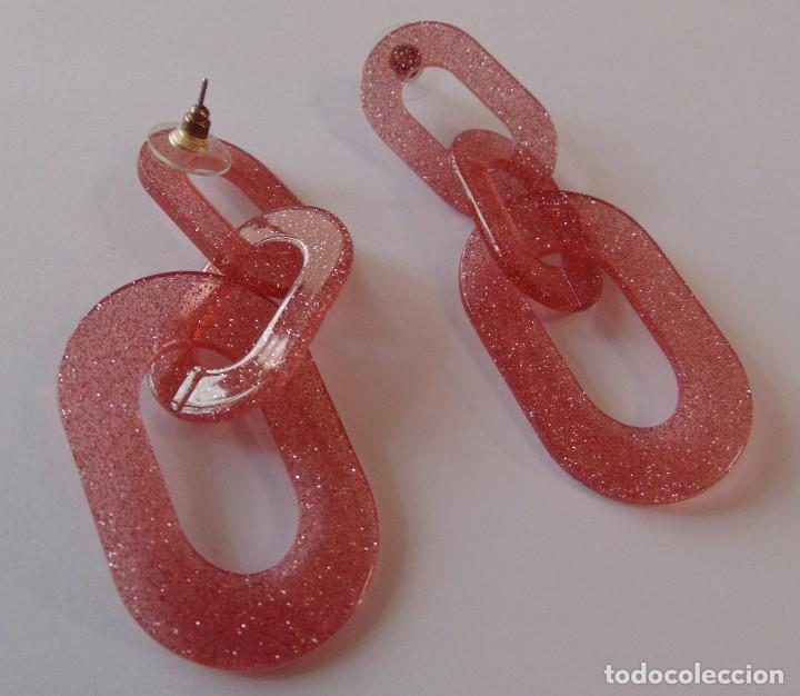 Joyeria: PENDIENTES LARGOS DE BIJOUTER&Iacute;A - PL&Aacute;STICO ROSA TRANSL&Uacute;CIDO CON BRILLO - Foto 3