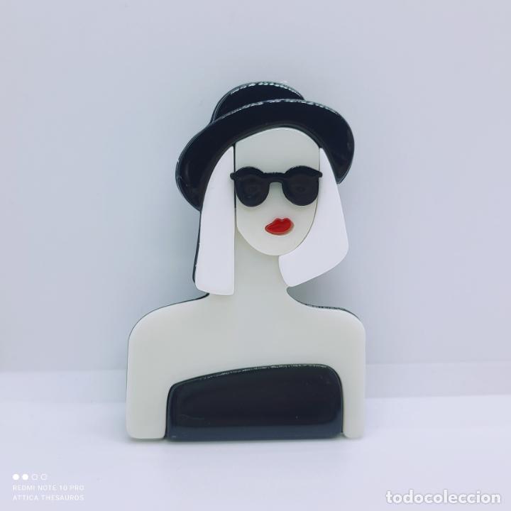 Joyeria: Original broche de dise&ntilde;o moderno y sofisticado en acr&iacute;lico . - Foto 1