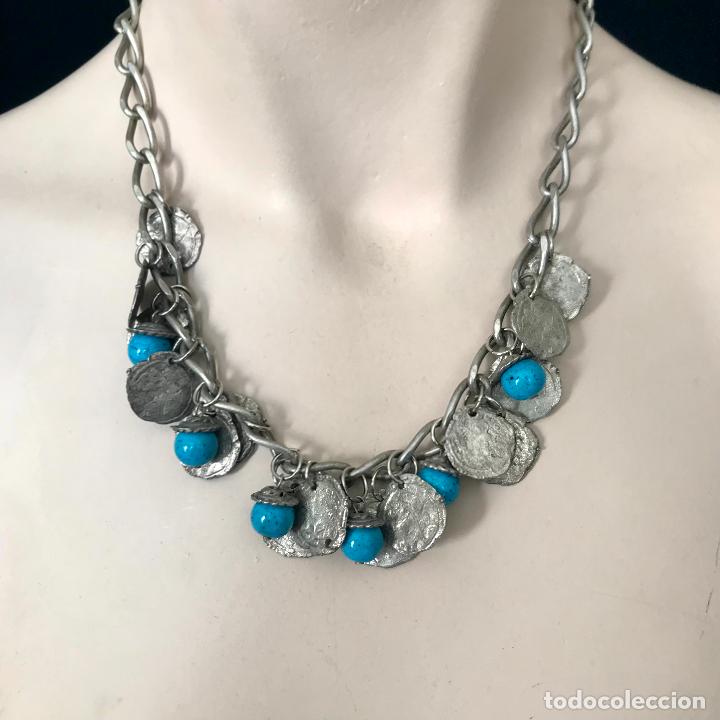 Gioielleria: Collar met&aacute;lico y piedras color turquesa
