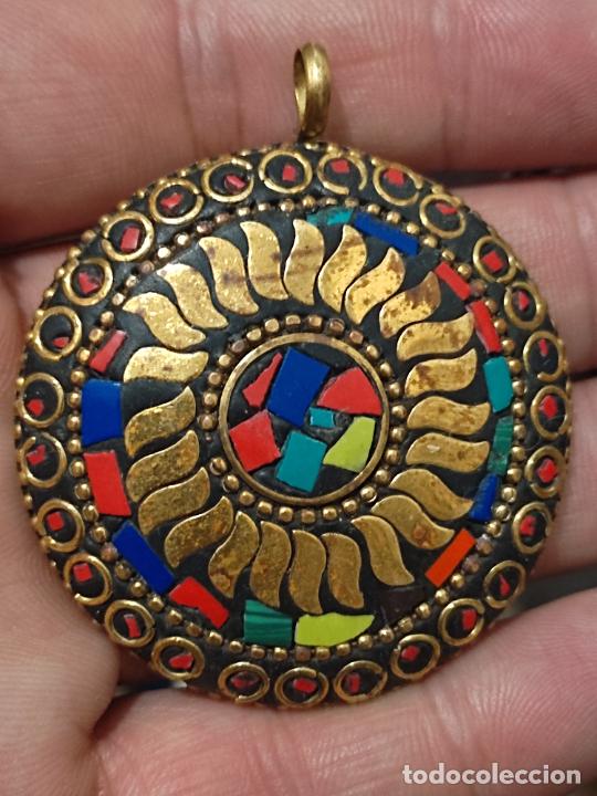 Joalharia: COLGANTE BISUTERIA METAL DORADO Y PEDRERIA VINTAGE RETRO 5 CMS ARTESANO USADO