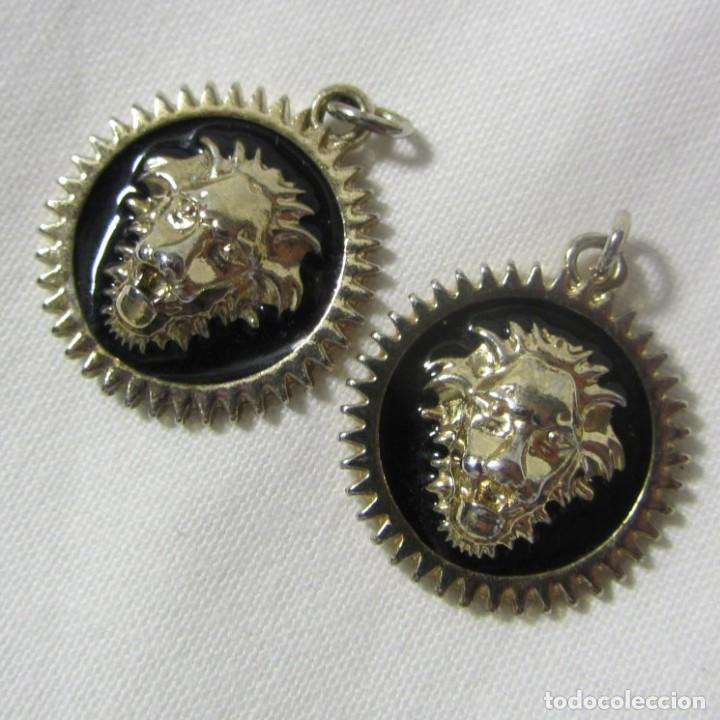 Schmuck: Pareja de colgantes metal dorado lacado, cabeza de le&oacute;n