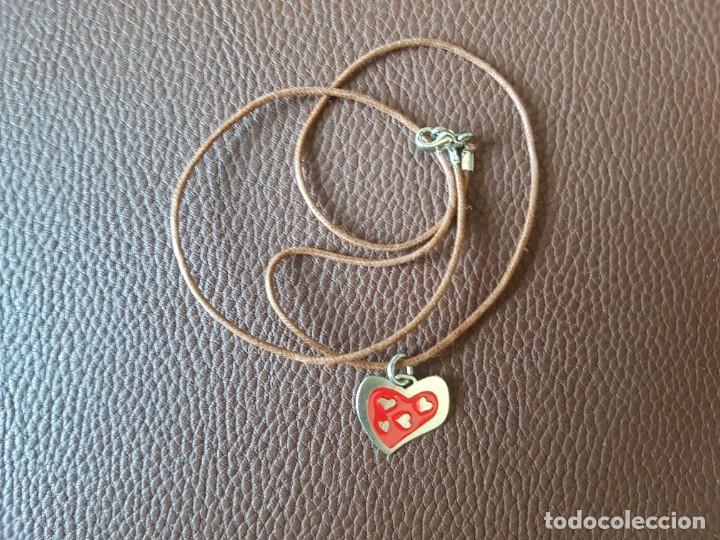 Joyeria: Colgante en forma de coraz&oacute;n con cord&oacute;n marr&oacute;n - Foto 1