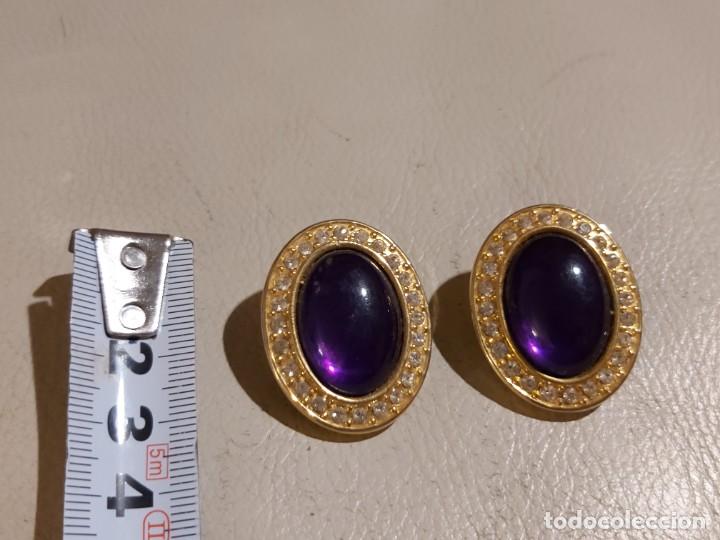 Joyeria: Preciosos y elegantes pendientes con piedra central en morado. - Foto 2