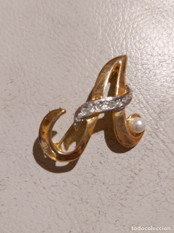 Joyeria: Lote de dos broches en metal dorado. Con forma de A. - Foto 4