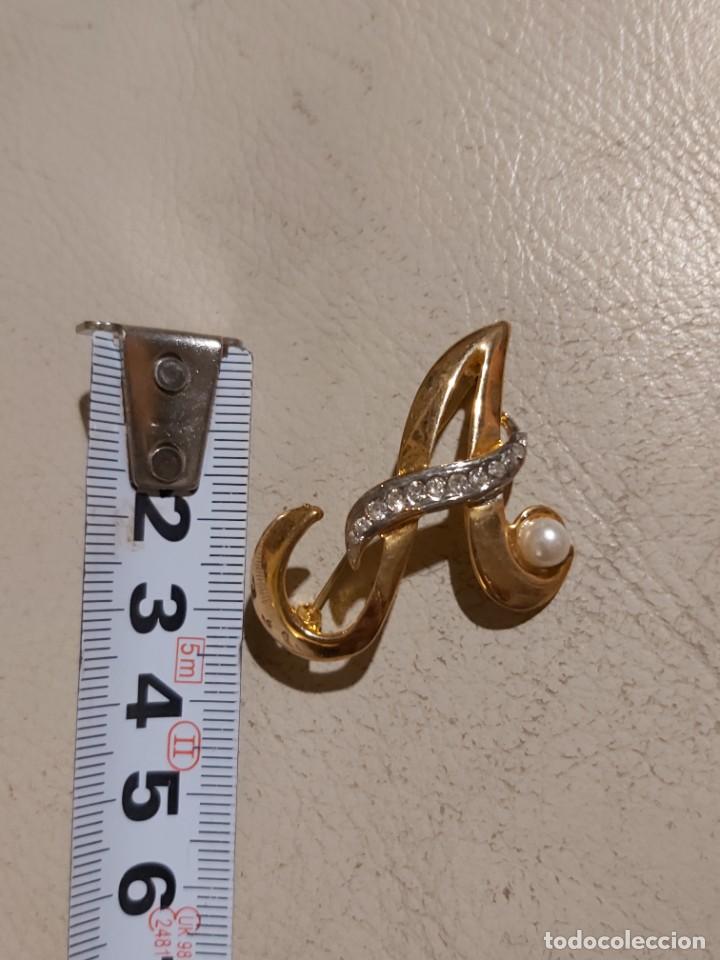 Joyeria: Lote de dos broches en metal dorado. Con forma de A. - Foto 5